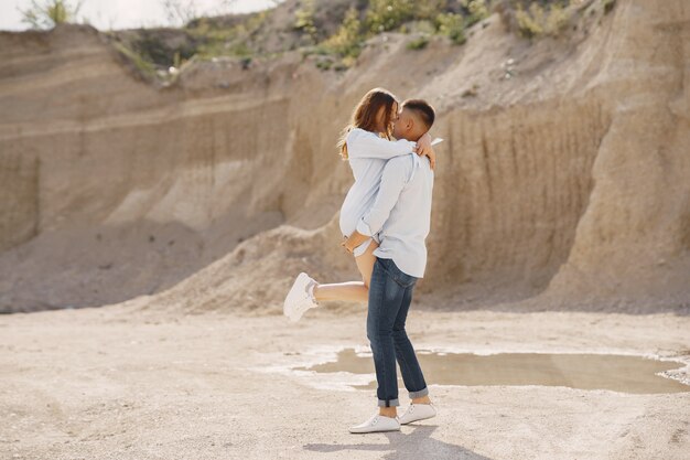 Joven pareja de enamorados abrazándose