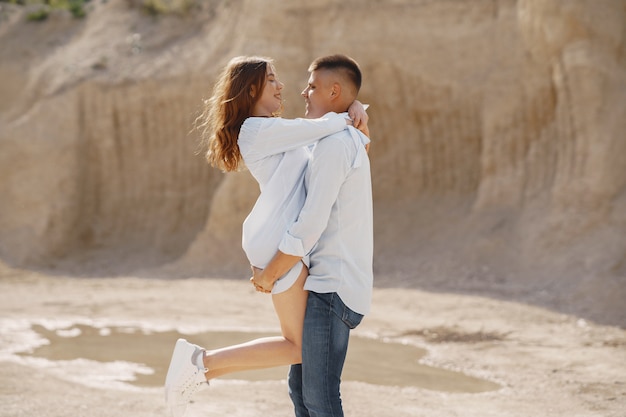 Joven pareja de enamorados abrazándose