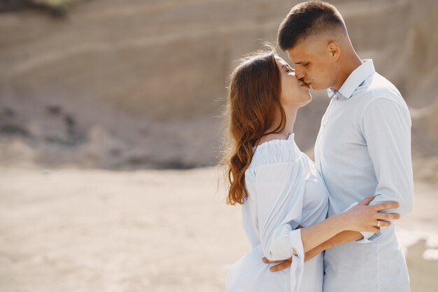 Joven pareja de enamorados besándose