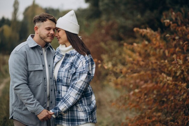 Joven pareja de enamorados en el día de San Valentín juntos en el parque