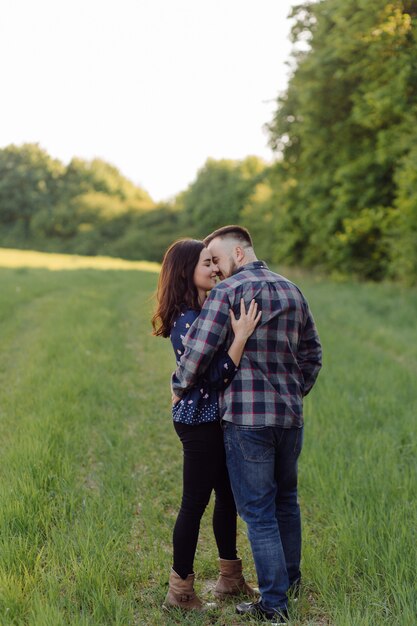 Joven pareja de enamorados divirtiéndose y disfrutando de la hermosa naturaleza