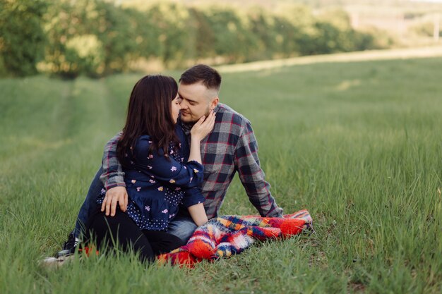 Joven pareja de enamorados divirtiéndose y disfrutando de la hermosa naturaleza