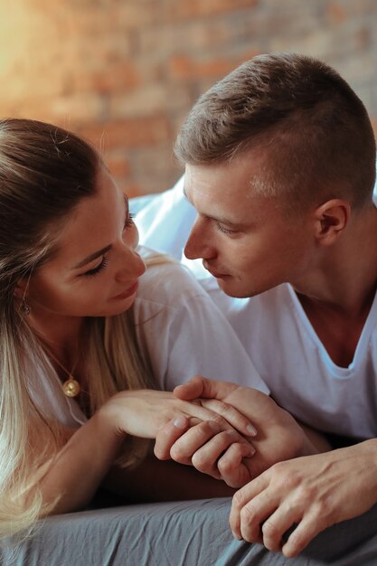 Joven pareja de enamorados pasar tiempo juntos. Hermosa mujer y hombre guapo teniendo momentos íntimos en casa