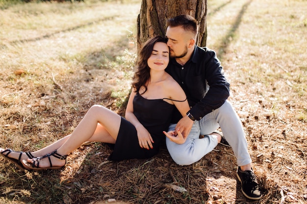 Foto gratuita joven pareja de enamorados paseando por el parque