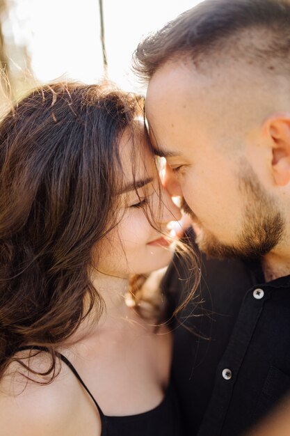 Joven pareja de enamorados paseando por el parque