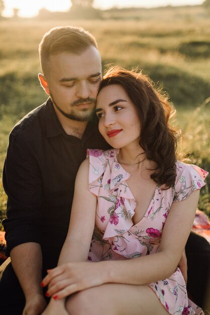 Joven pareja de enamorados paseando por el parque