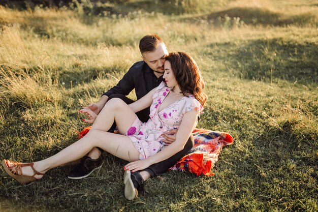 Joven pareja de enamorados paseando por el parque