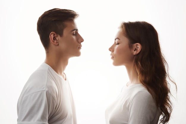 Foto gratuita joven pareja de enamorados de pie uno frente al otro.