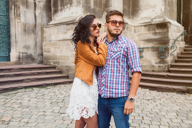 Joven pareja de enamorados posando en el casco antiguo