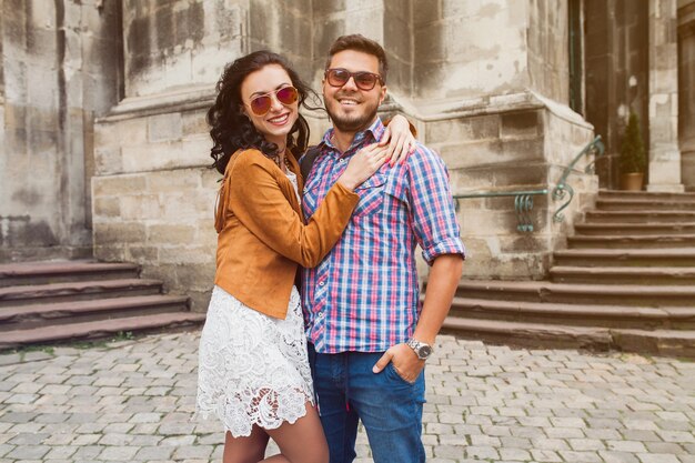 Joven pareja de enamorados posando en el casco antiguo