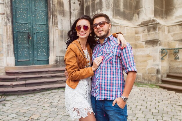 Joven pareja de enamorados posando en el casco antiguo