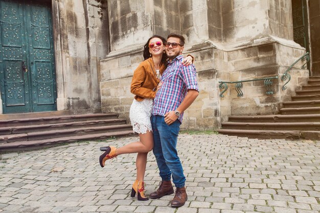 Joven pareja de enamorados posando en el casco antiguo