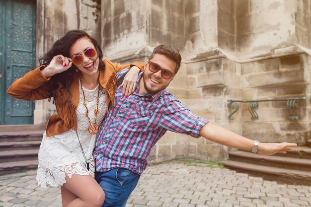 Joven pareja de enamorados posando en el casco antiguo