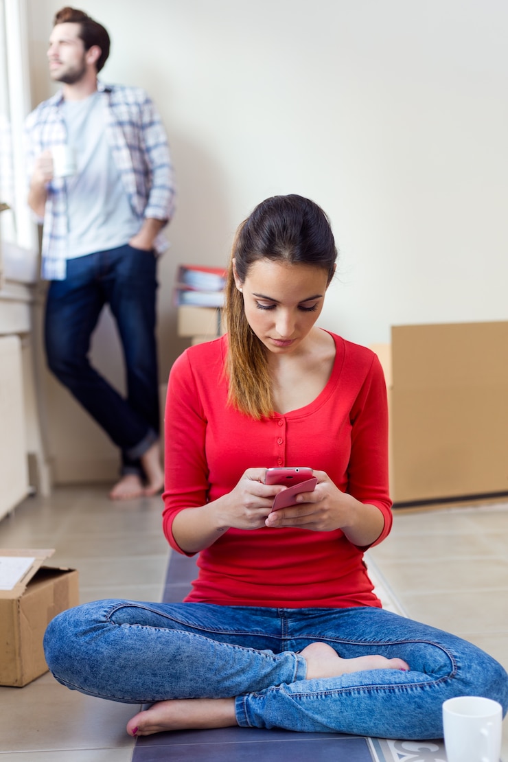 Foto gratuito joven pareja enojada en su nuevo hogar