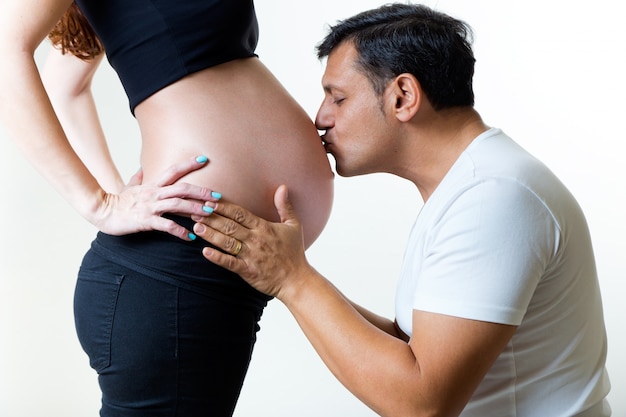 Foto gratuita joven pareja esperando bebé. aislado en blanco.