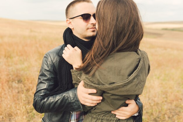 Joven pareja con estilo moderno al aire libre