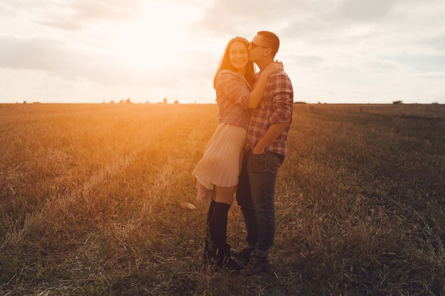 Foto gratuita joven pareja con estilo moderno al aire libre