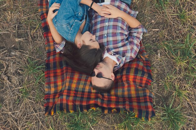 Foto gratuita joven pareja con estilo moderno al aire libre