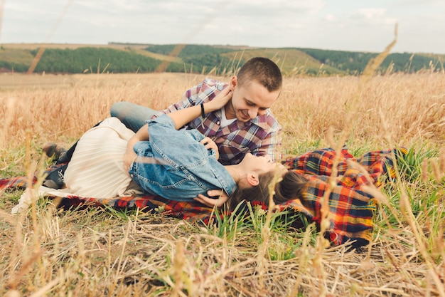 Joven pareja con estilo moderno al aire libre