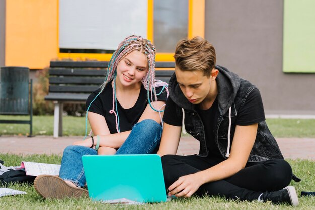 Joven pareja estudiando en el parque