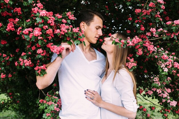 Joven pareja feliz en el amor al aire libre. amoroso, hombre y mujer, en, un, paseo, en, un, primavera, florecer, parque