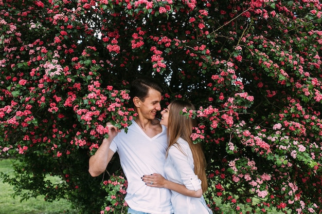 Joven pareja feliz en el amor al aire libre. amoroso, hombre y mujer, en, un, paseo, en, un, primavera, florecer, parque