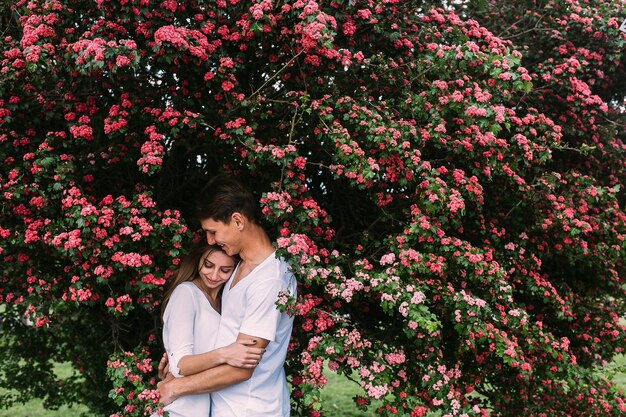 Joven pareja feliz en el amor al aire libre. amoroso, hombre y mujer, en, un, paseo, en, un, primavera, florecer, parque