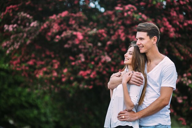 Joven pareja feliz en el amor al aire libre