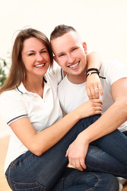 joven pareja feliz en casa