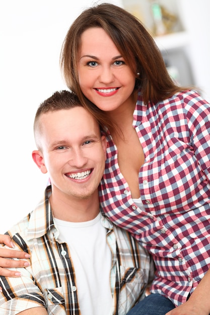 Foto gratuita joven pareja feliz en casa