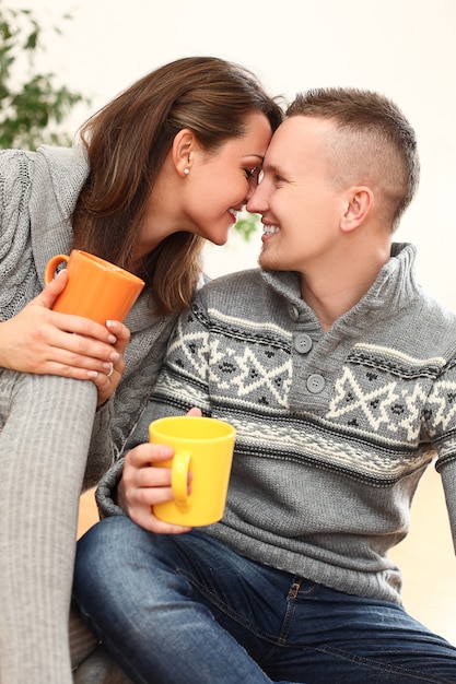 Joven pareja feliz en casa