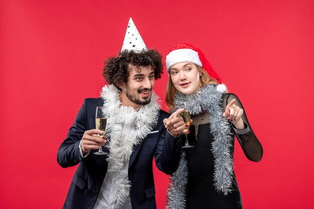 Joven pareja feliz celebrando el año nuevo amor de Navidad