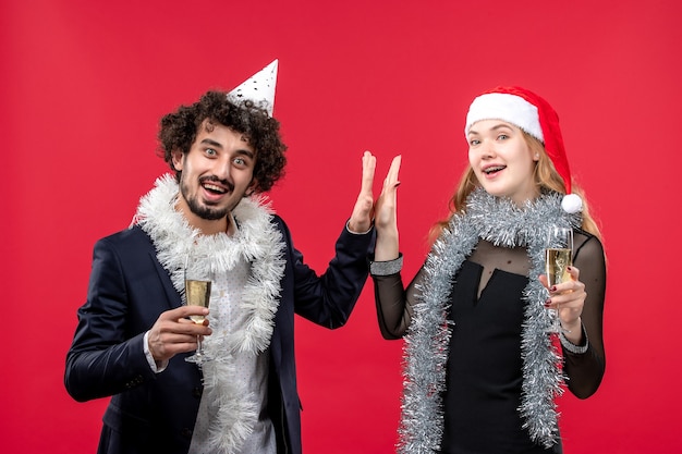 Joven pareja feliz celebrando el año nuevo amor de Navidad