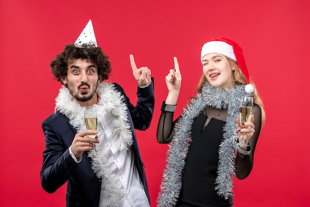 Joven pareja feliz celebrando la fiesta de amor de Navidad de año nuevo