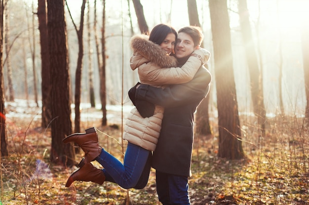 Joven pareja feliz disfrutando de uno al otro