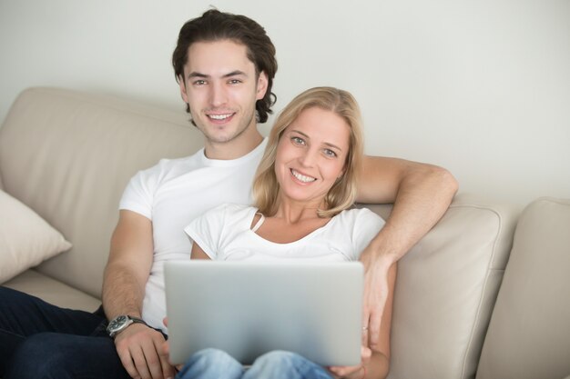 Joven pareja feliz en la sala de estar