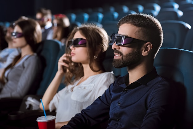 Foto gratuita joven pareja feliz teniendo una cita en el cine