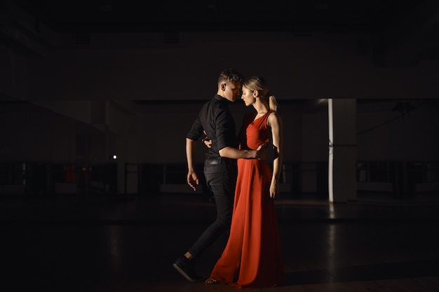 Joven pareja hermosa bailando con pasión