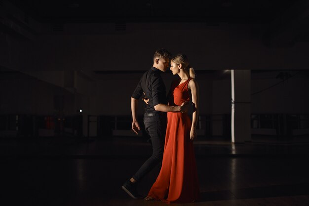 Joven pareja hermosa bailando con pasión