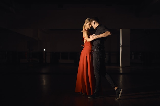 Joven pareja hermosa bailando con pasión