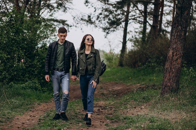 Joven pareja hermosa en el bosque juntos