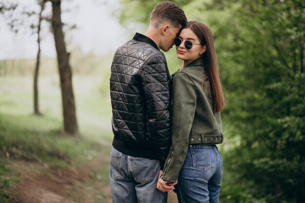 Joven pareja hermosa en el bosque juntos