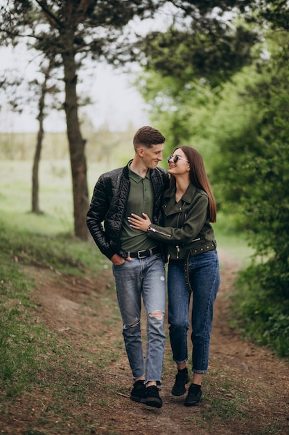 Foto gratuita joven pareja hermosa en el bosque juntos