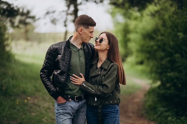 Joven pareja hermosa en el bosque juntos