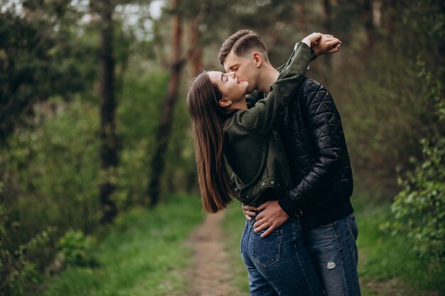 Joven pareja hermosa en el bosque juntos