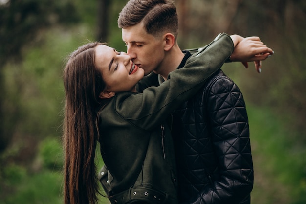 Joven pareja hermosa en el bosque juntos