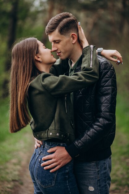 Joven pareja hermosa en el bosque juntos