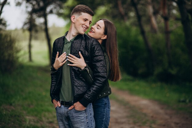 Joven pareja hermosa en el bosque juntos