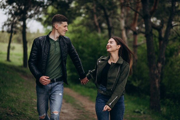 Joven pareja hermosa en el bosque juntos