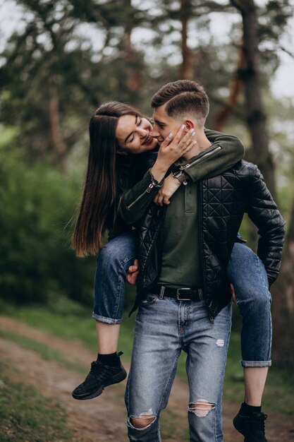 Joven pareja hermosa en el bosque juntos